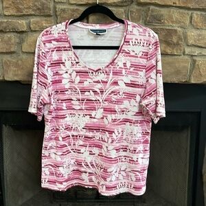 Karen Scott pink and white floral v-neck t-shirt. Size XL